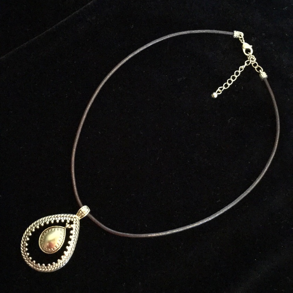 Pendant necklace with leather chain